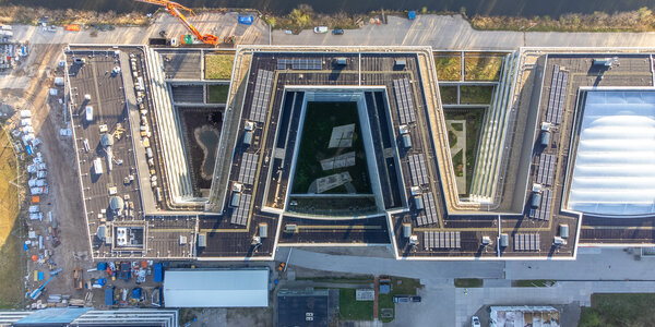 Realisatie binnentuinen Feringa Building